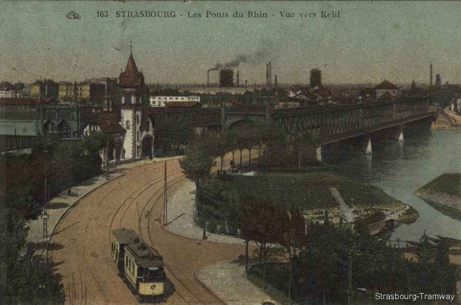 Une motrice et sa remorque d'�t� en route vers Strasbourg apr�s la travers�e du pont.
